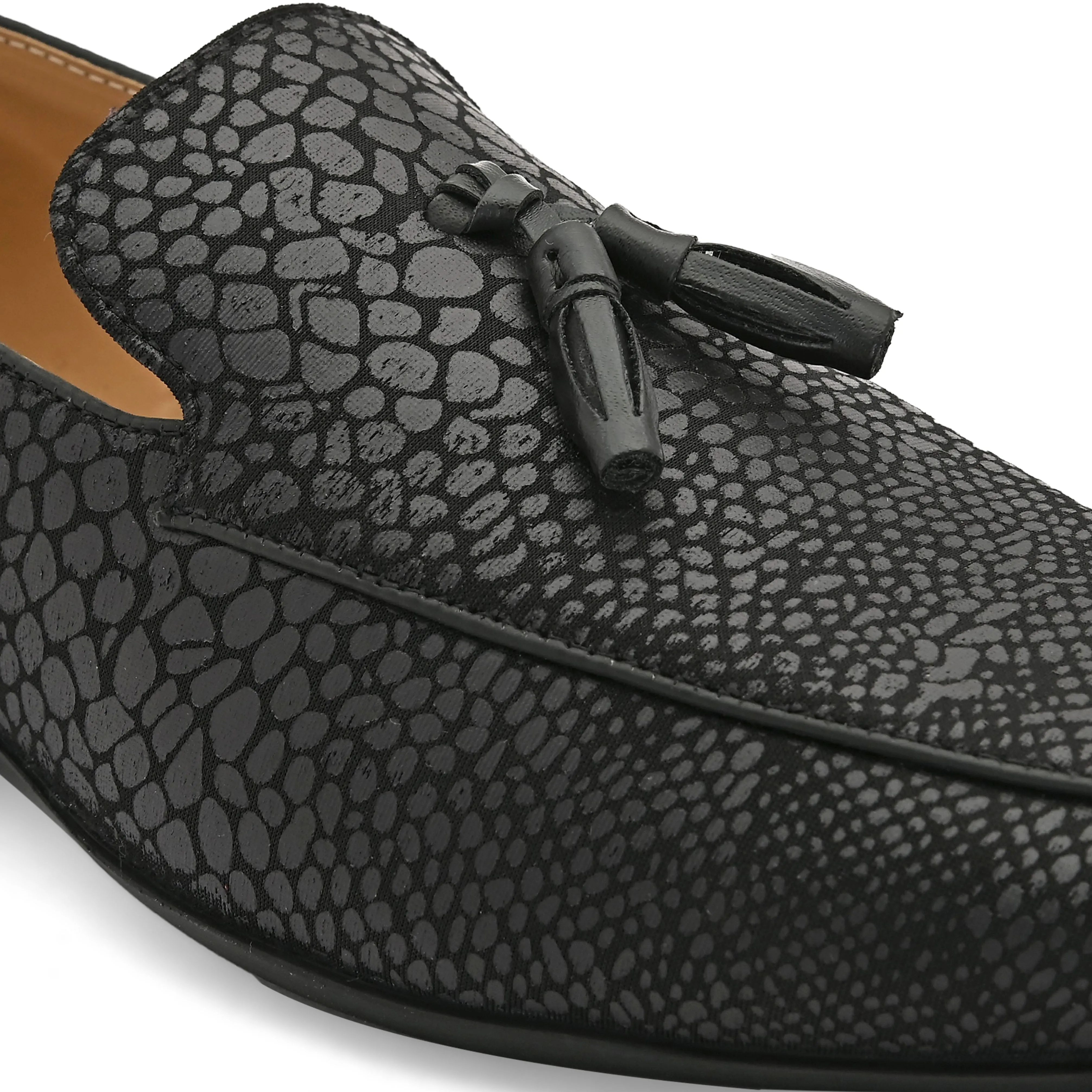 Dabble Black Textured Loafers